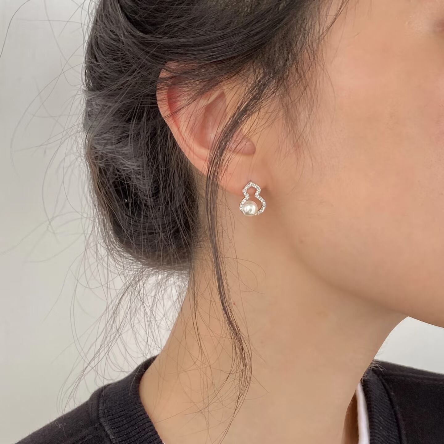 Gourd-shaped stud earrings