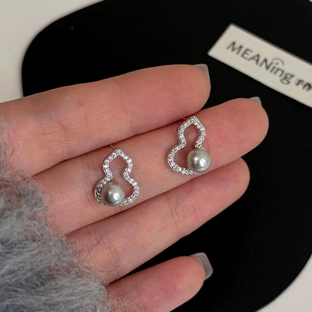 Gourd-shaped stud earrings