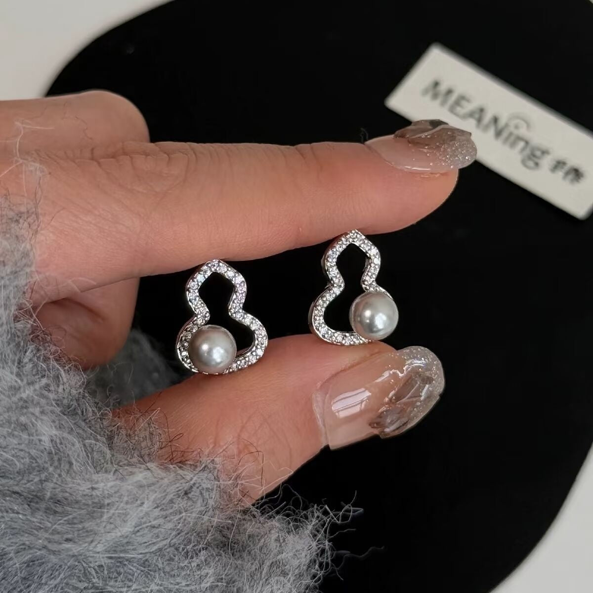 Gourd-shaped stud earrings