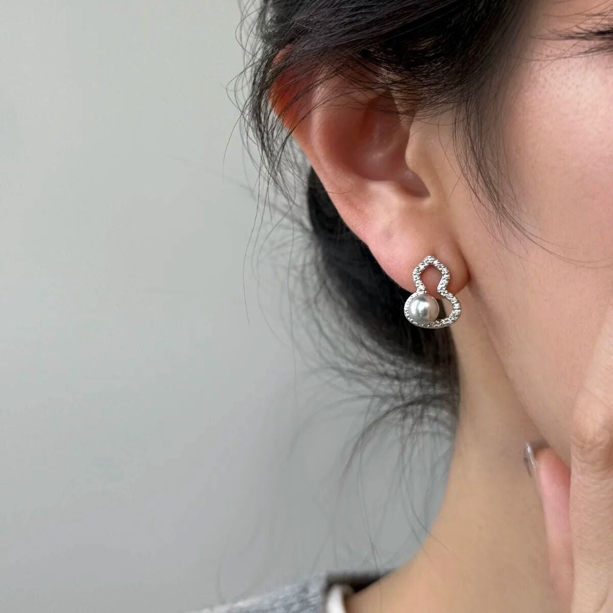 Gourd-shaped stud earrings