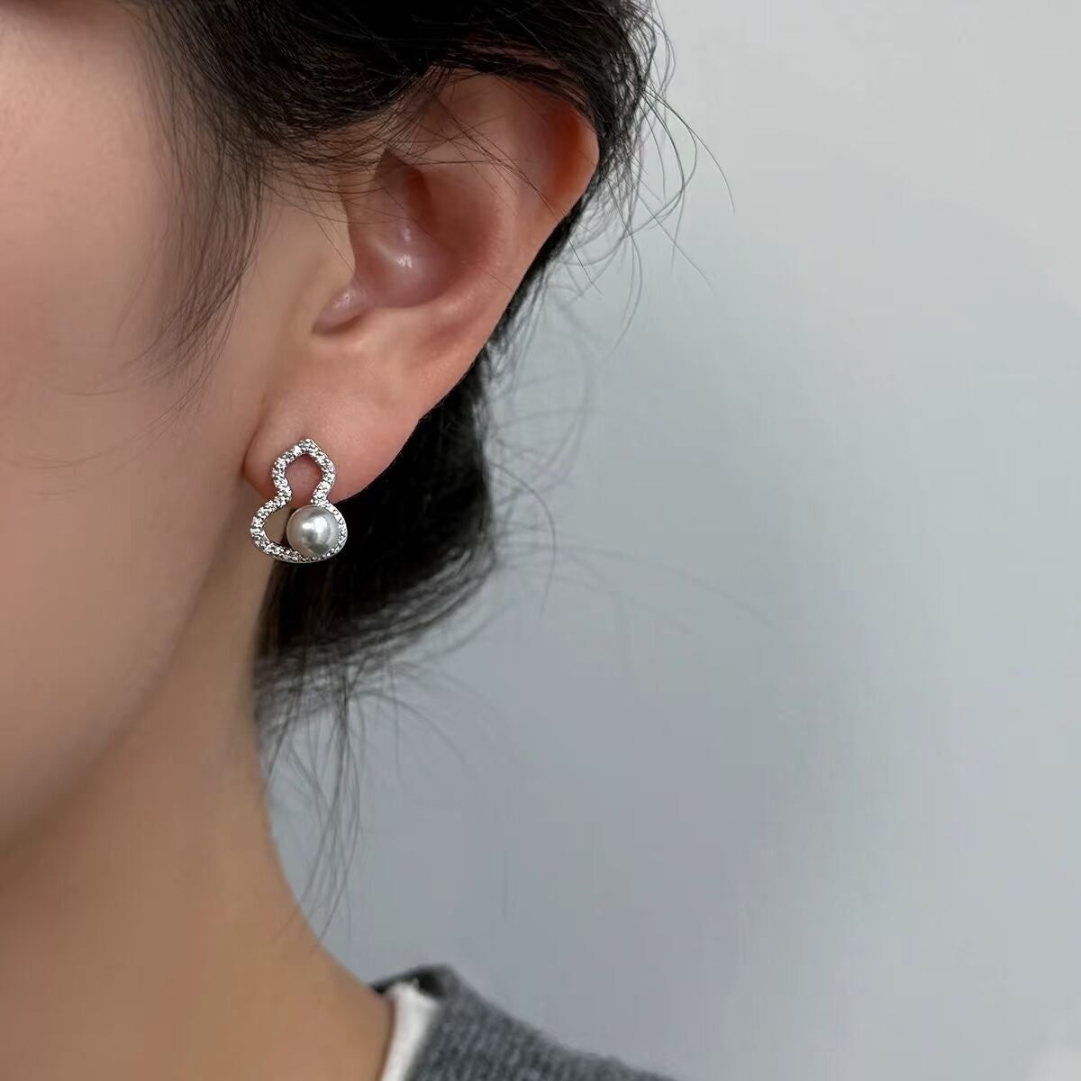 Gourd-shaped stud earrings
