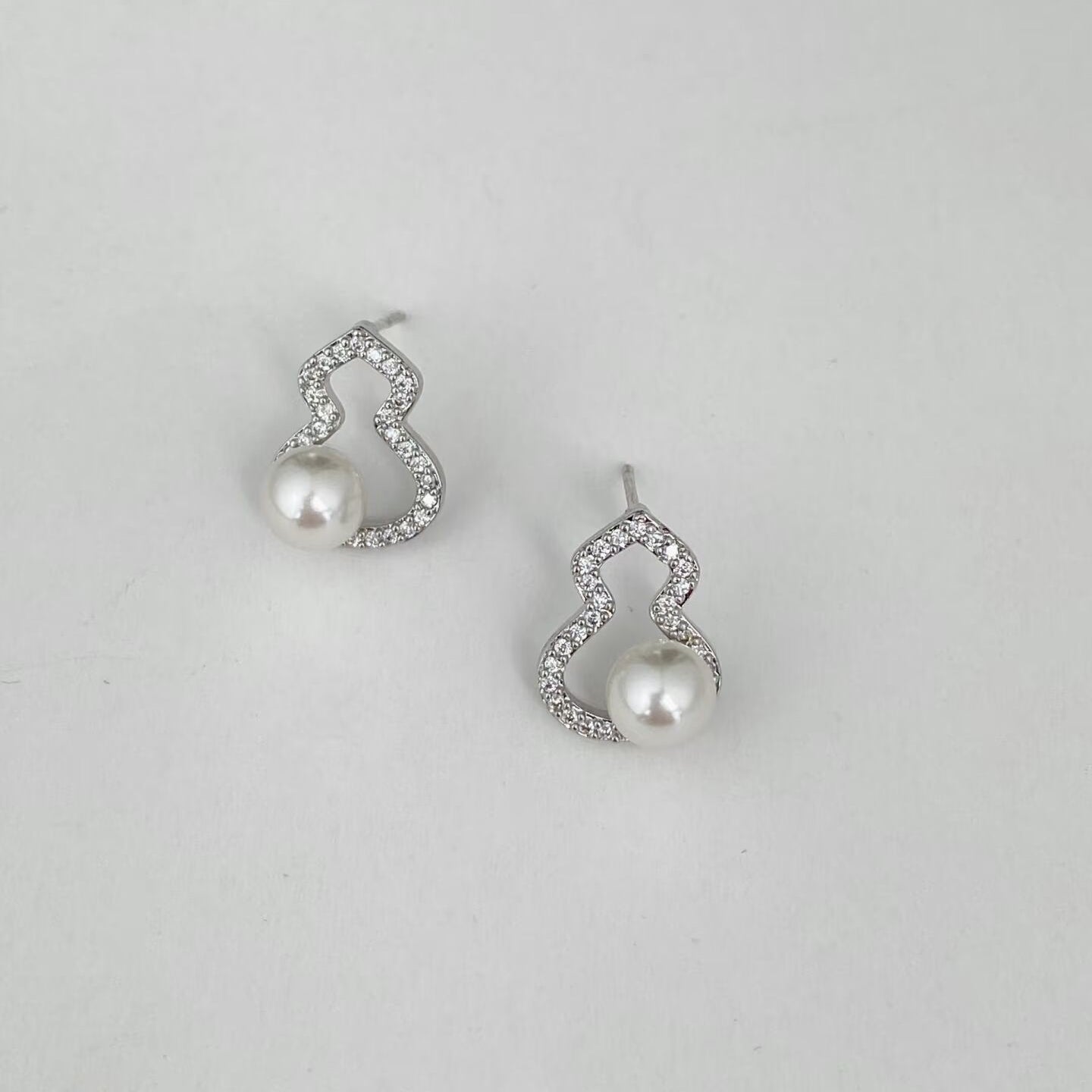 Gourd-shaped stud earrings