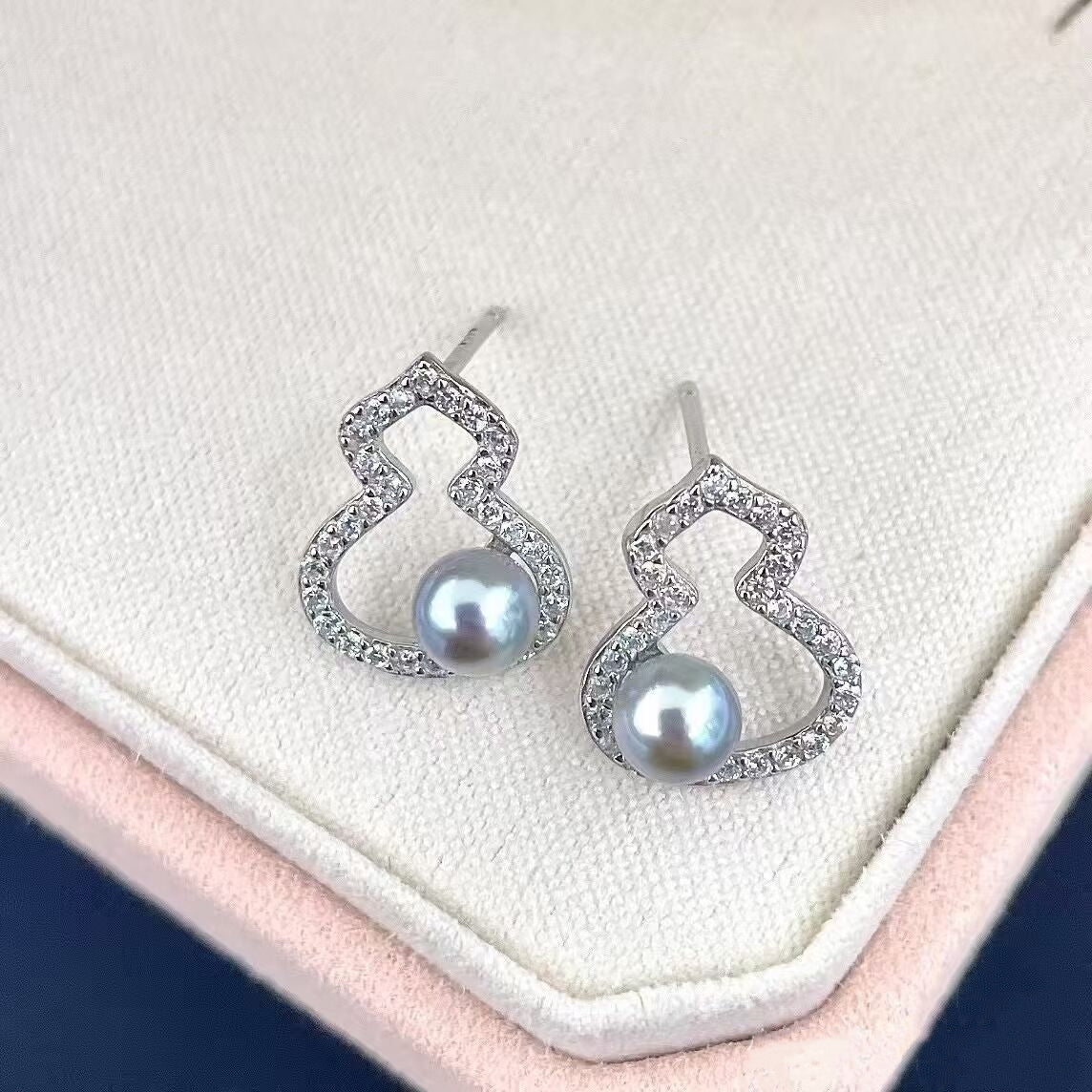 Gourd-shaped stud earrings