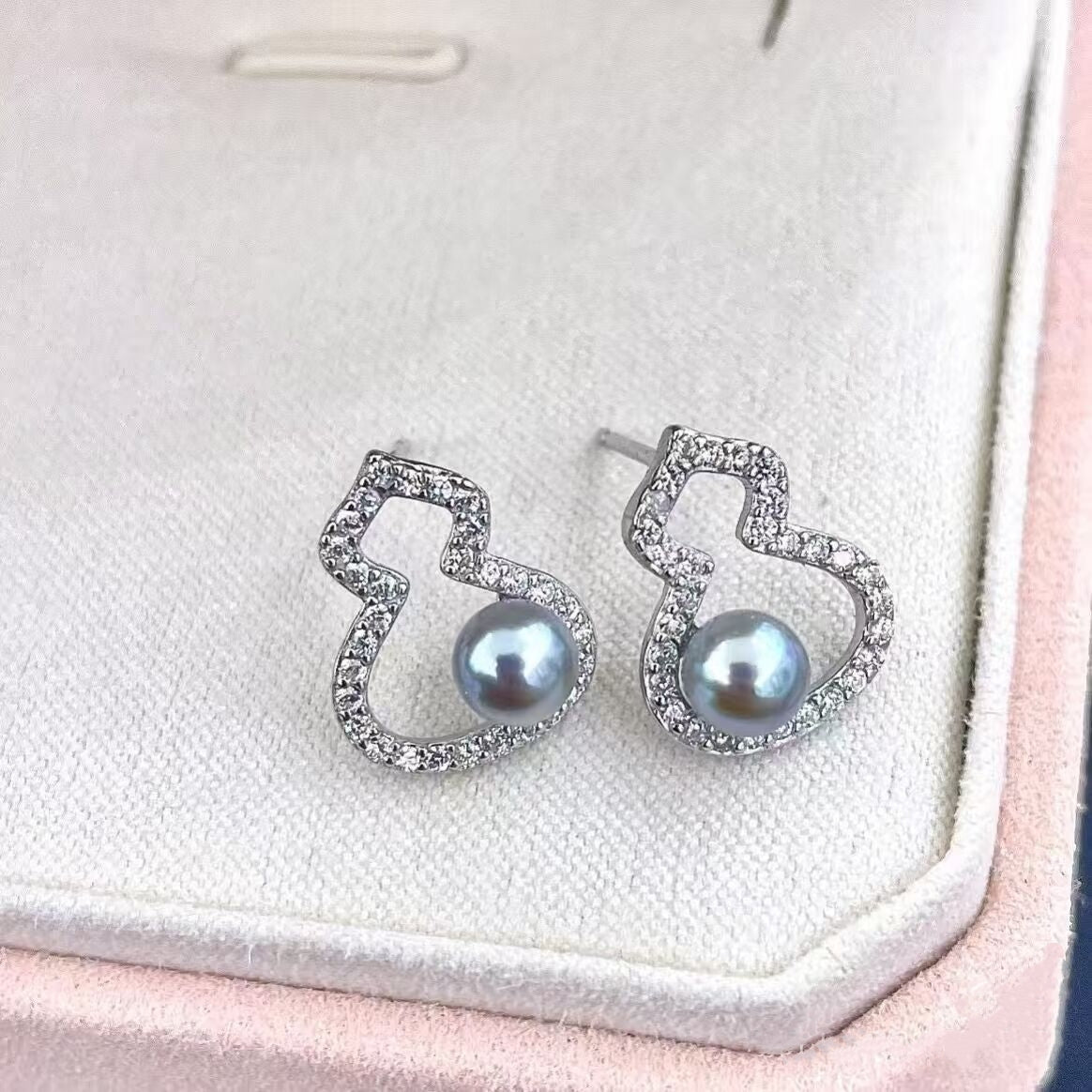 Gourd-shaped stud earrings